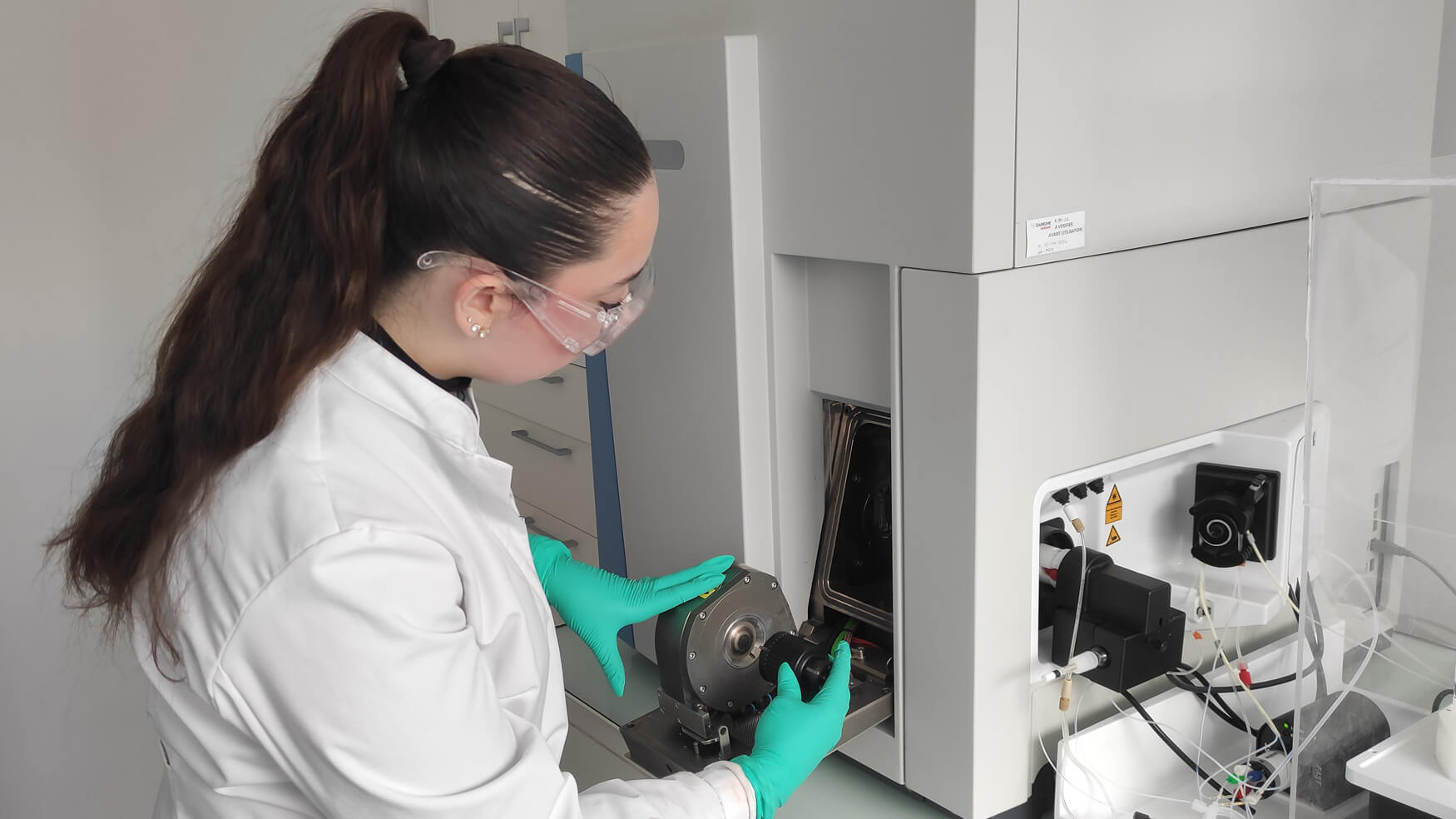 qarbone-service-chimie-icp-ms Laboratoire d'analyse chimique par ICP-MS, spectrométrie à plasma à couplage inductif, spectromètre de masse, chimie des matériaux