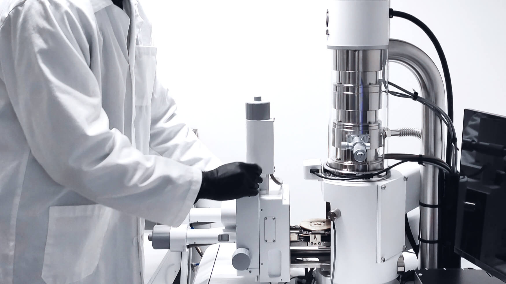 qarbone-service-materiaux-meb analyse et contrôle des matériaux, expertise au MEB, microscope électronique à balayage, laboratoire de caractérisation