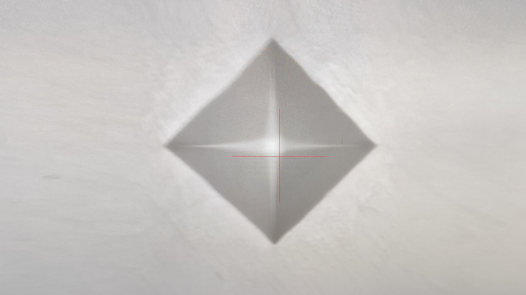 qarbone-service-materiaux-microdurete-empreinte-vickers analyse de microdureté, empreinte Vickers