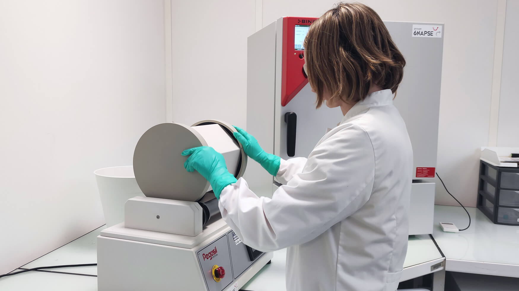 Test REACH, simulation de chocs sur le bijou : vérification de relargage sous le revêtement, simulation d'usure, vieillissement dans un tambour rotatif