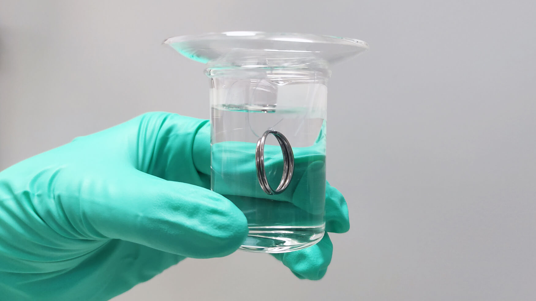 Test REACH, mise en situation d'utilisation : le bijou est immergé dans une solution de sueur synthétique